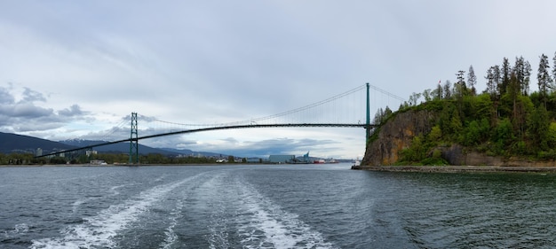 Puente Lions Gate en una ciudad moderna en la costa oeste del Océano Pacífico