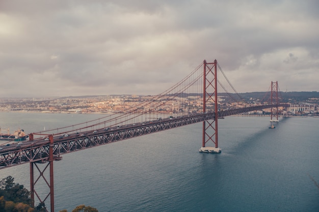 Puente de lisboa en medio del río