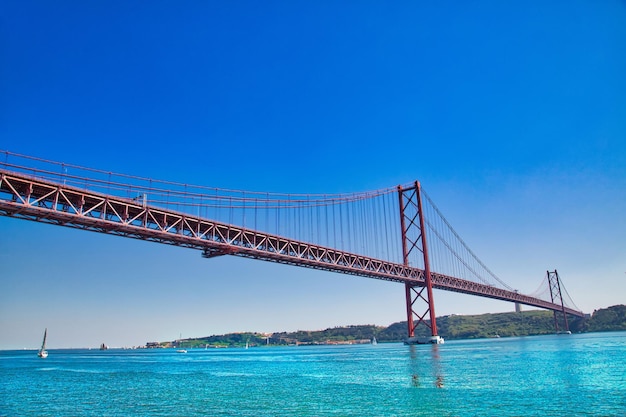 Puente de lisboa portugal de abril sobre el río tajo