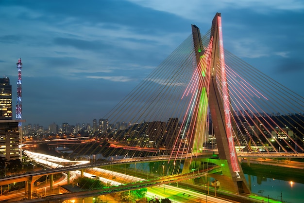 Foto un puente con una luz verde que dice x en él