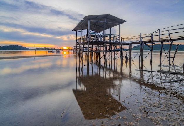 puente de madera al atardecer en el pueblo de pescadores