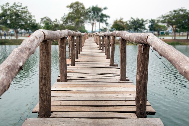 Foto puente de madera cruz de agua