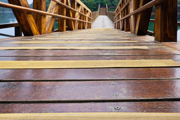 Un puente de madera disparado desde un ángulo bajo.