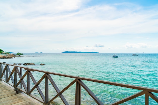 Puente de madera con hermosa playa tropical en Koh Larn en Pattaya