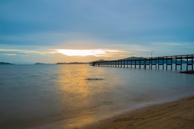 El puente de madera en la hora del atardecer en un hermoso día