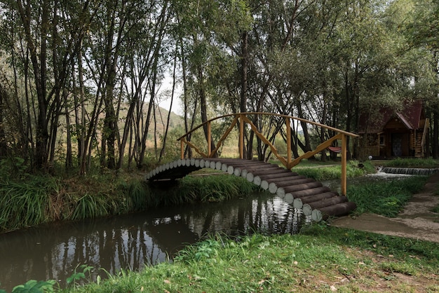 Puente de madera en un jardin