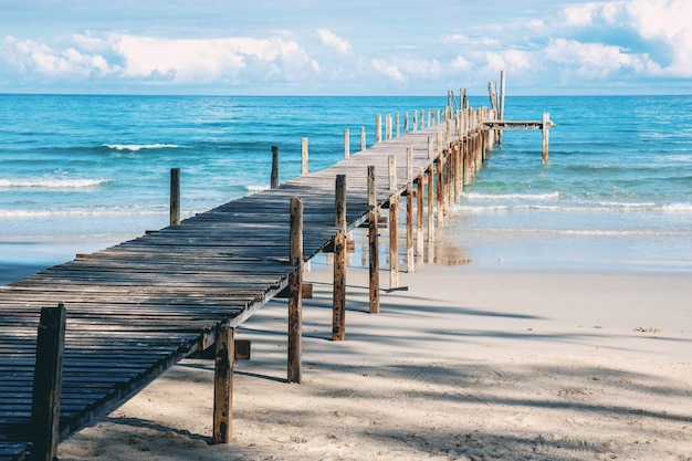 Puente de madera en el mar.