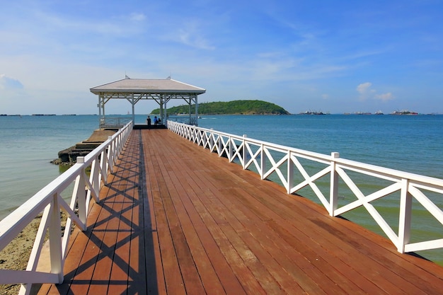 Un puente de madera hacia el mar