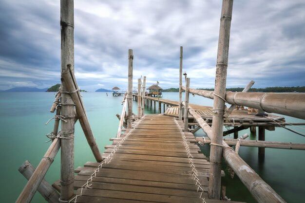 Puente de madera en el mar