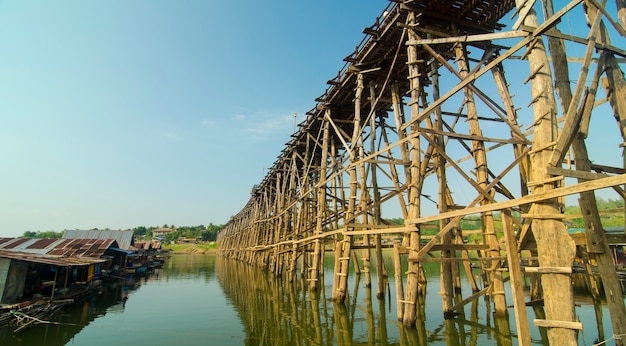 El puente de madera más largo y la ciudad flotante en Sangklaburi Kanchanaburi Tailandia