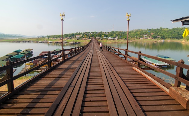 El puente de madera más largo y la ciudad flotante en Sangklaburi Kanchanaburi Tailandia