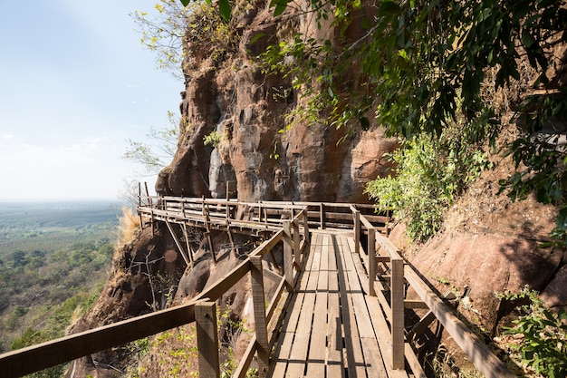 Puente de madera en la montaña en Phutok, Buengkan Tailandia