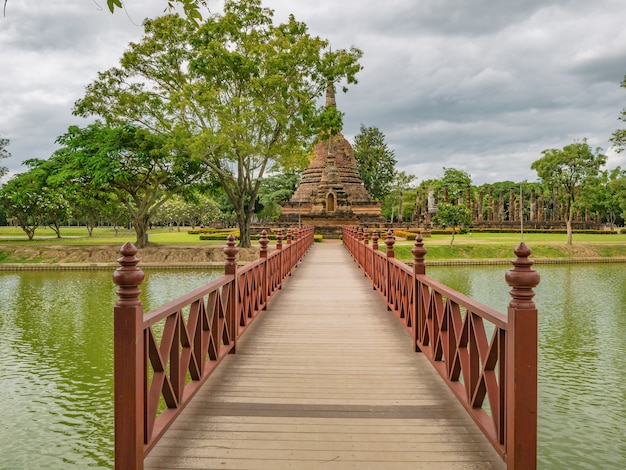 Puente de madera en el parque histórico de Sukhothai