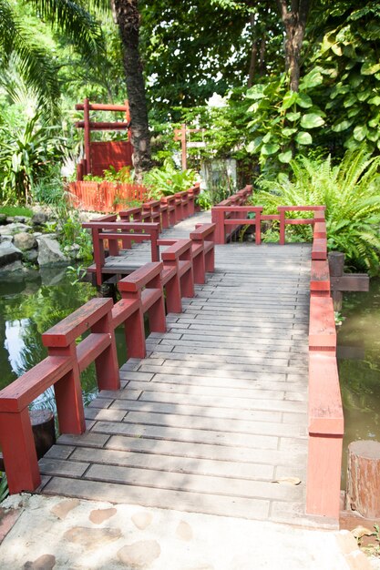 Puente de madera en el parque.