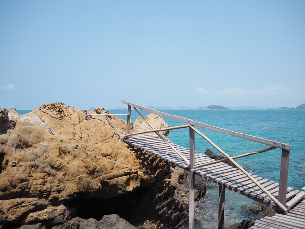 Puente de madera en la playa de verano