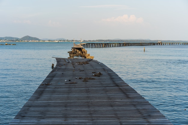 Puente de madera roto al mar (daños por tormenta) en Rayong, Tailandia