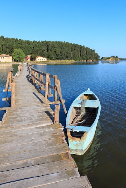 Puente de madera en ruinas al monasterio aislado de Santa María en la isla de Zvernec (Laguna de Narta, Vlore, Albania).