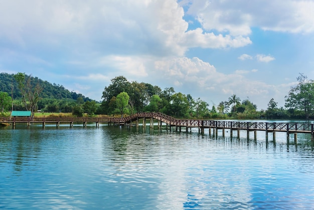 Puente de madera sobre el lago en la cascada Thararak baan chedi kho, Mae sot, Tak, Tailandia