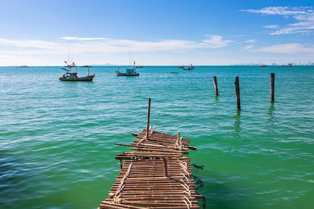 Foto puente de madera sobre el mar