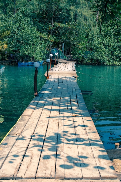 Puente de madera sobre un río en un lugar atmosférico de asia