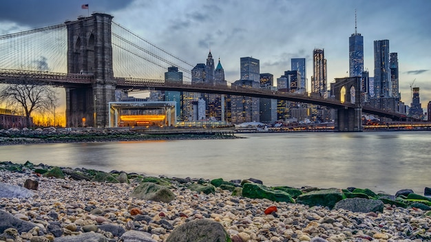 Puente de Manhattan y el horizonte de Nueva York en la noche