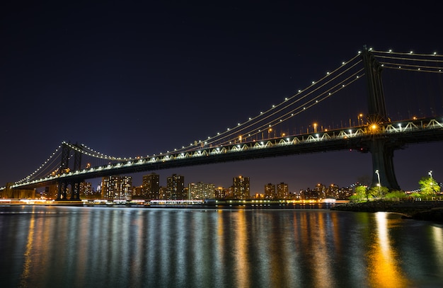 Puente de Manhattan de noche