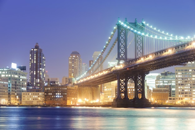 Foto puente de manhattan en nueva york por la noche