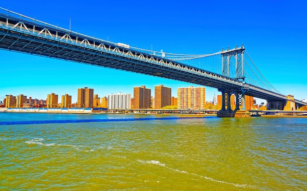 Puente de Manhattan a través del East River, Nueva York, Estados Unidos. Es uno de los más antiguos de los Estados Unidos de América. Nueva York, EE. UU. Horizonte y paisaje urbano. construcción americana