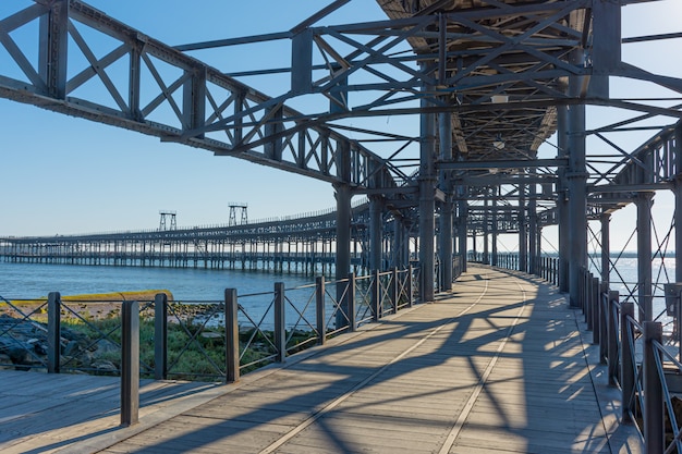 Puente marítimo de madera y hierro