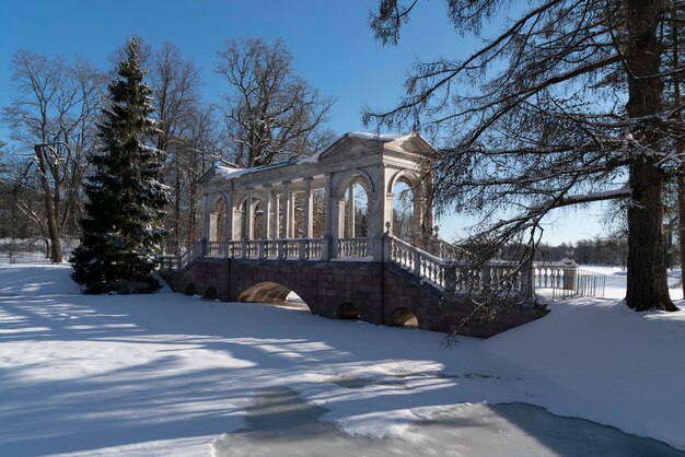 Puente de mármol en Catherine Park en Tsarskoye Selo en un soleado día de invierno Pushkin San Petersburgo Rusia