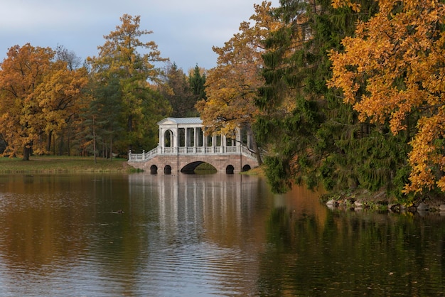 Puente de mármol en la orilla de un gran estanque en el Parque Catherine en Tsarskoye Selo en un día de otoño Pushkin San Petersburgo Rusia