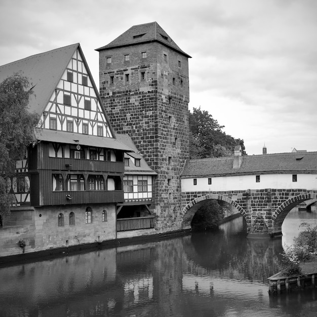 Puente Maxbrucke sobre el río Pegnitz en Nuremberg, Alemania. Fotografía en blanco y negro, paisaje alemán