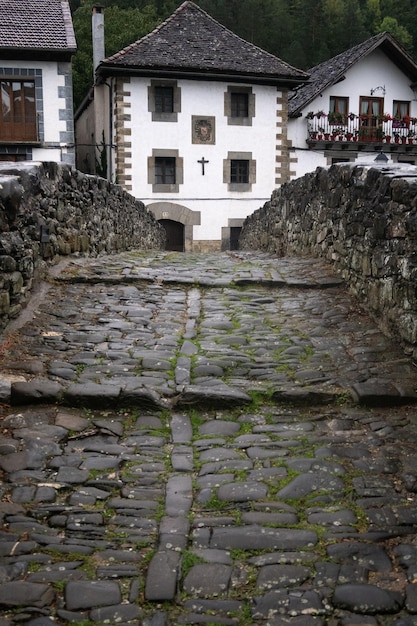 Puente medieval y casas típicas de Ochagavia en la selva de Irati Navarra