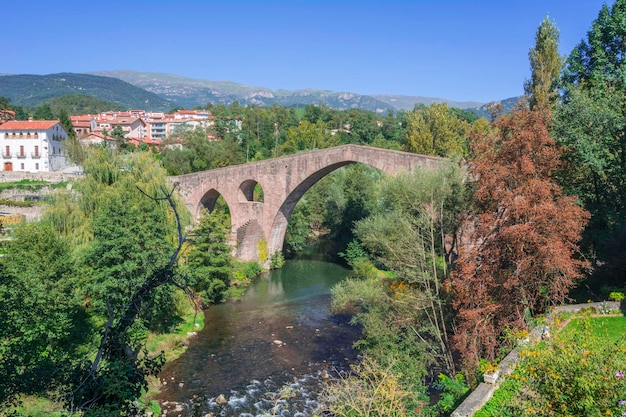 Puente medieval de piedra Sant Joan de les Abadesses