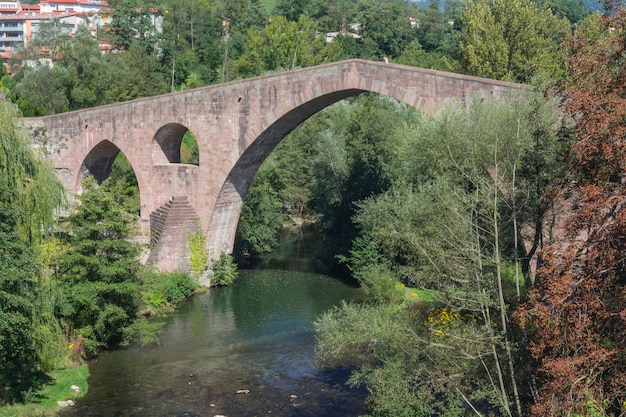 Puente medieval de piedra Sant Joan de les Abadesses