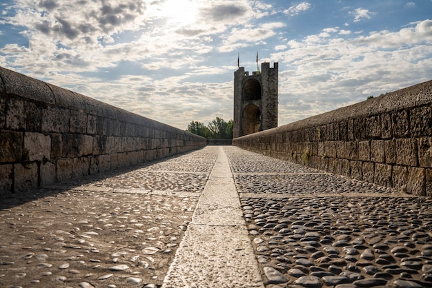 Puente medieval y torre al amanecer en Besalú, España