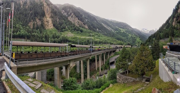 Puente en medio de las montañas contra un cielo despejado