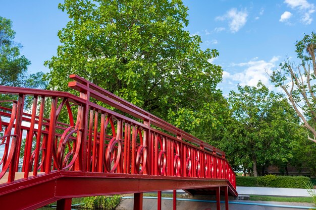 Puente de metal rojo contra el fondo de la naturaleza