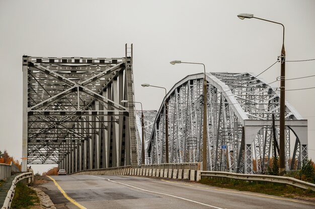 Un puente de metal sobre el río.