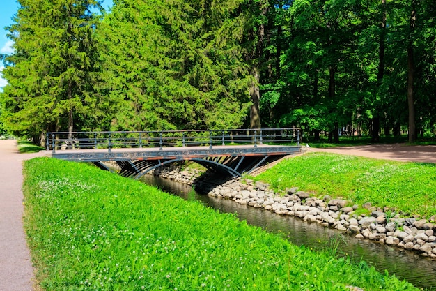 Puente de metal a través del canal de pescado en el Parque Catherine en Tsarskoye Selo Pushkin Rusia