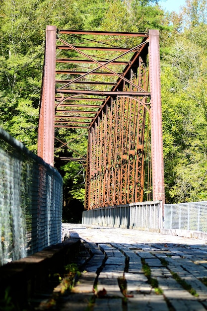 Foto puente metálico vacío