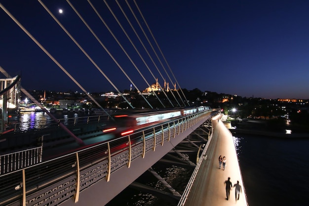 Puente del Metro del Cuerno de Oro en Estambul, Turquía