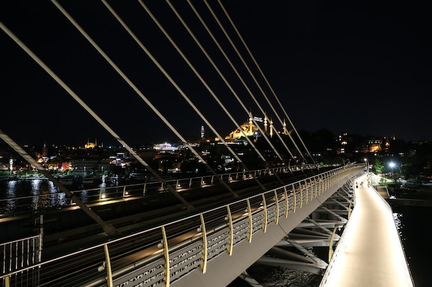 Puente del Metro del Cuerno de Oro en Estambul, Turquía