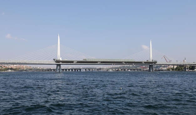 Puente del Metro del Cuerno de Oro en Estambul