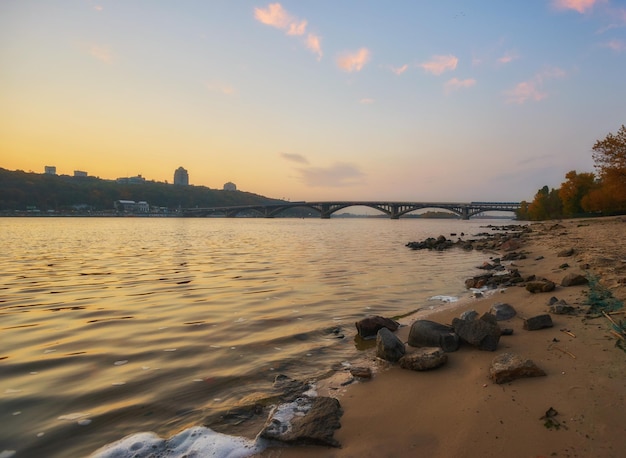 Puente de metro a través del río Dniéper en Kiev