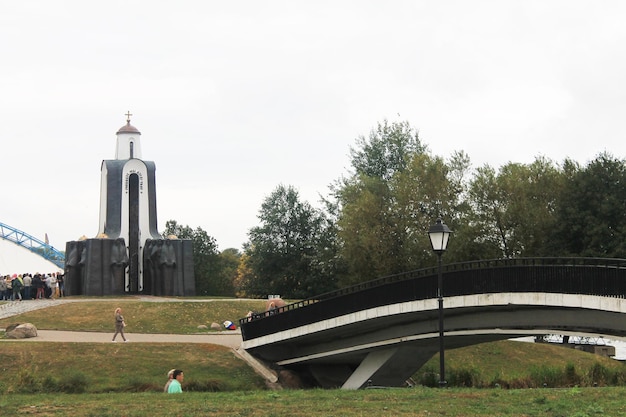 Puente de Minsk Bielorrusia e isla de lágrimas