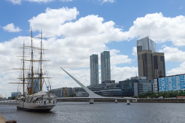 Puente moderno de Puerto Madero Buenos Aires Argentina