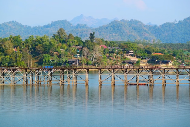 Foto el puente mon, el puente de madera hecho a mano más largo de tailandia, se encuentra en el distrito de sangkhlaburi.