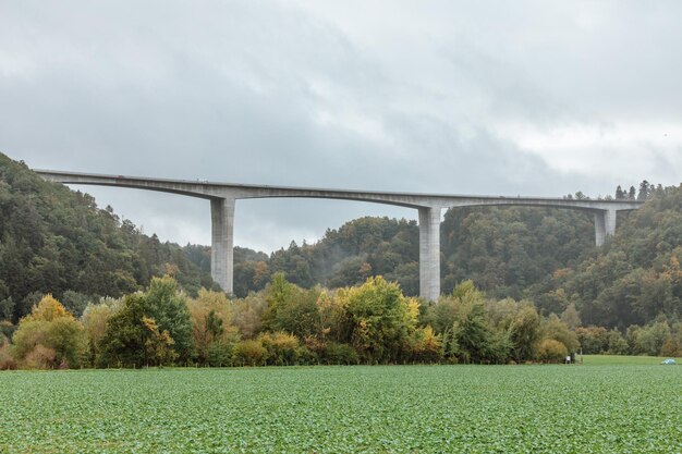 puente en la montaña