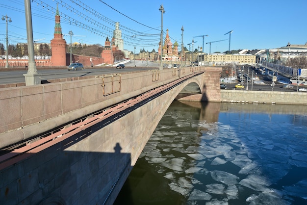 Puente Moskvoretsky frente al Kremlin de Moscú